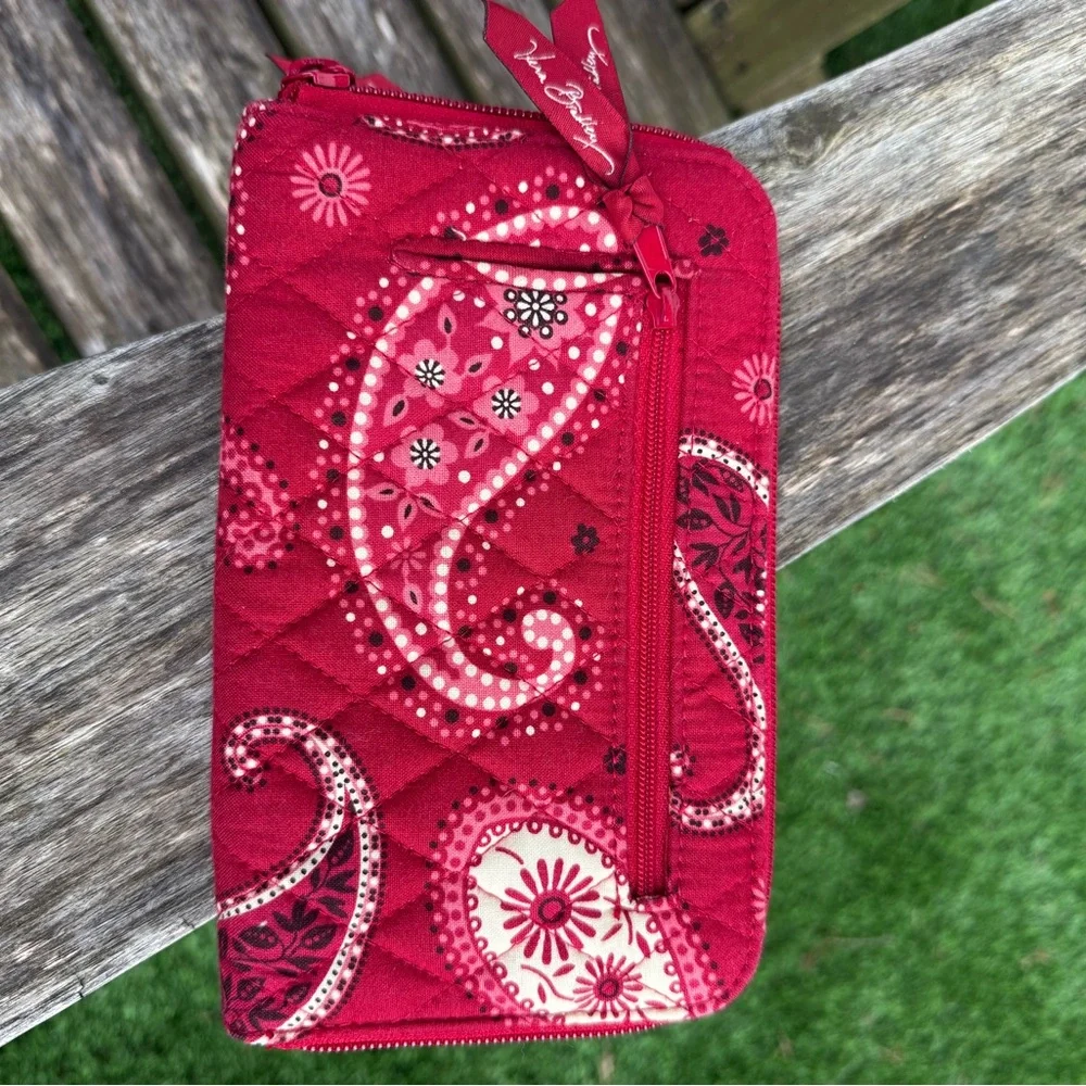 Vera Bradley Mesa Red Paisley Quilted Zip Wallet Wristlet‎ Passport Holder G